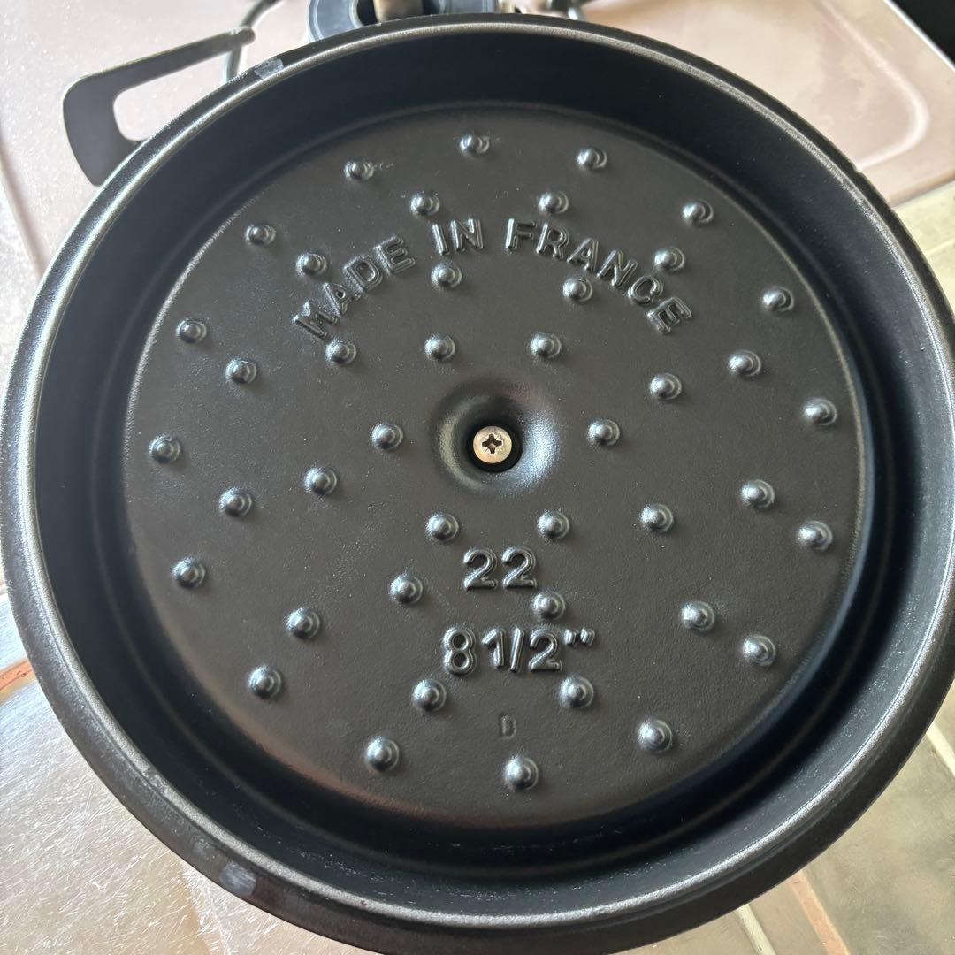 【美品】ストウブstaubピコココット ラウンド 22cm 人気マッドブラック色