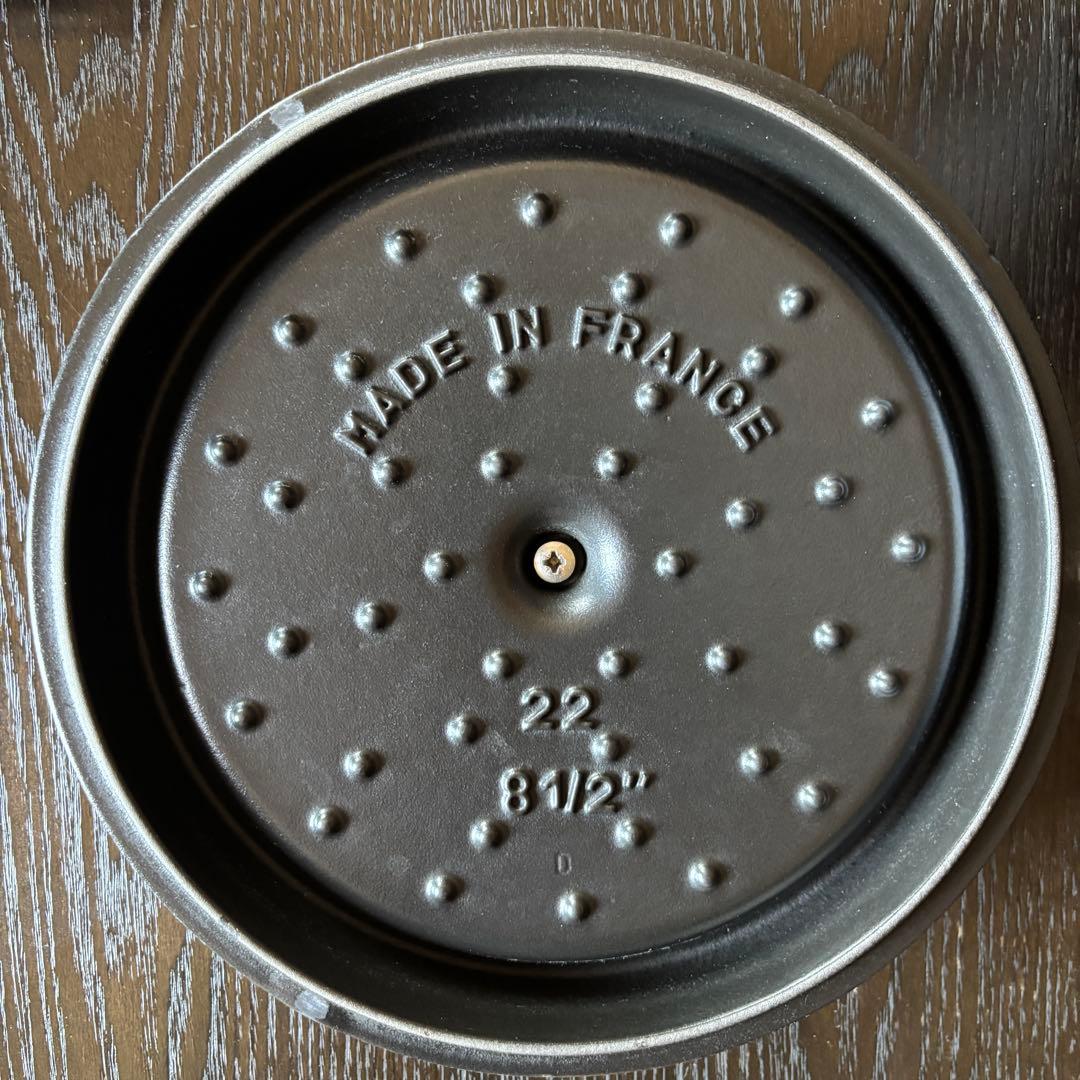 【美品】ストウブstaubピコココット ラウンド 22cm 人気マッドブラック色