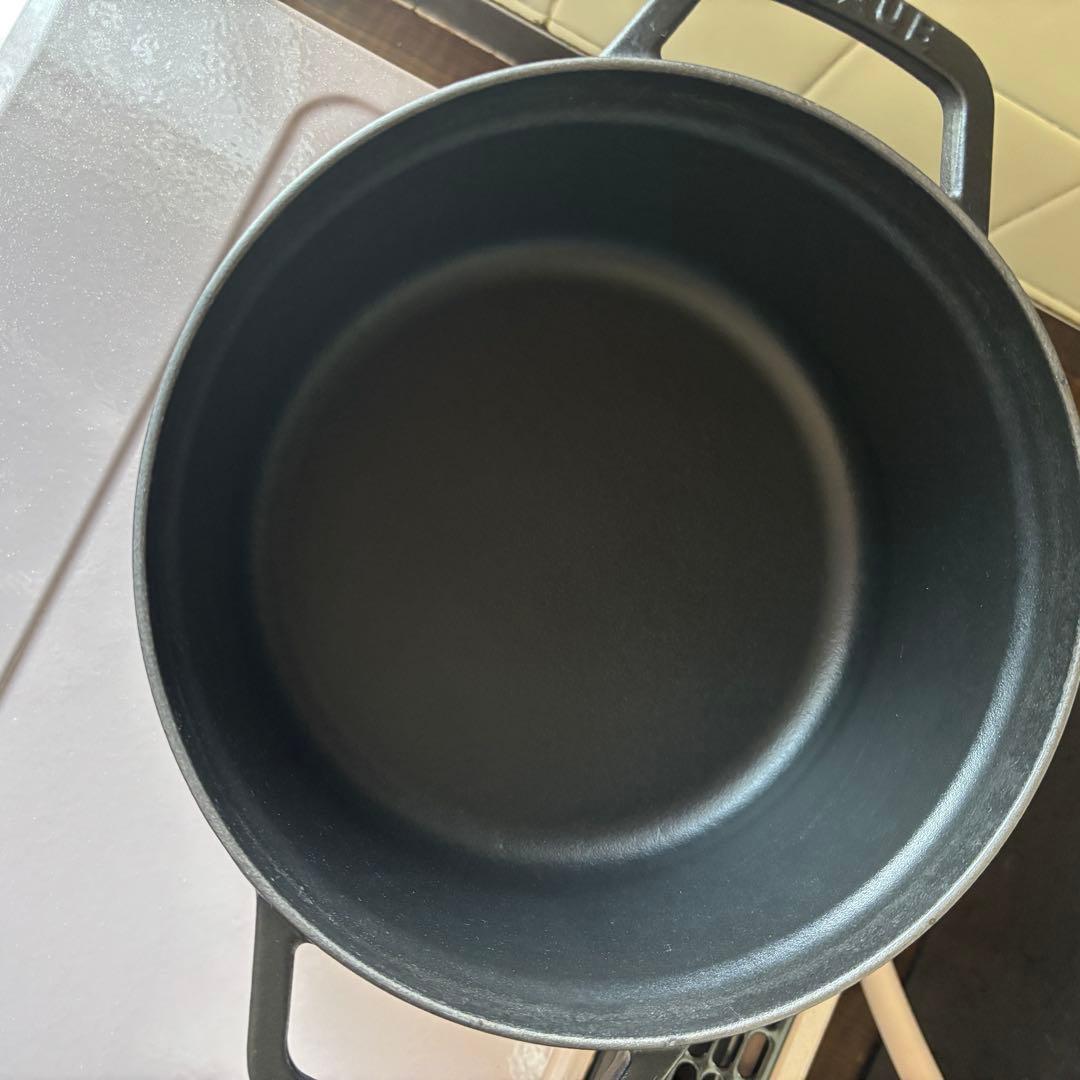 【美品】ストウブstaubピコココット ラウンド 22cm 人気マッドブラック色