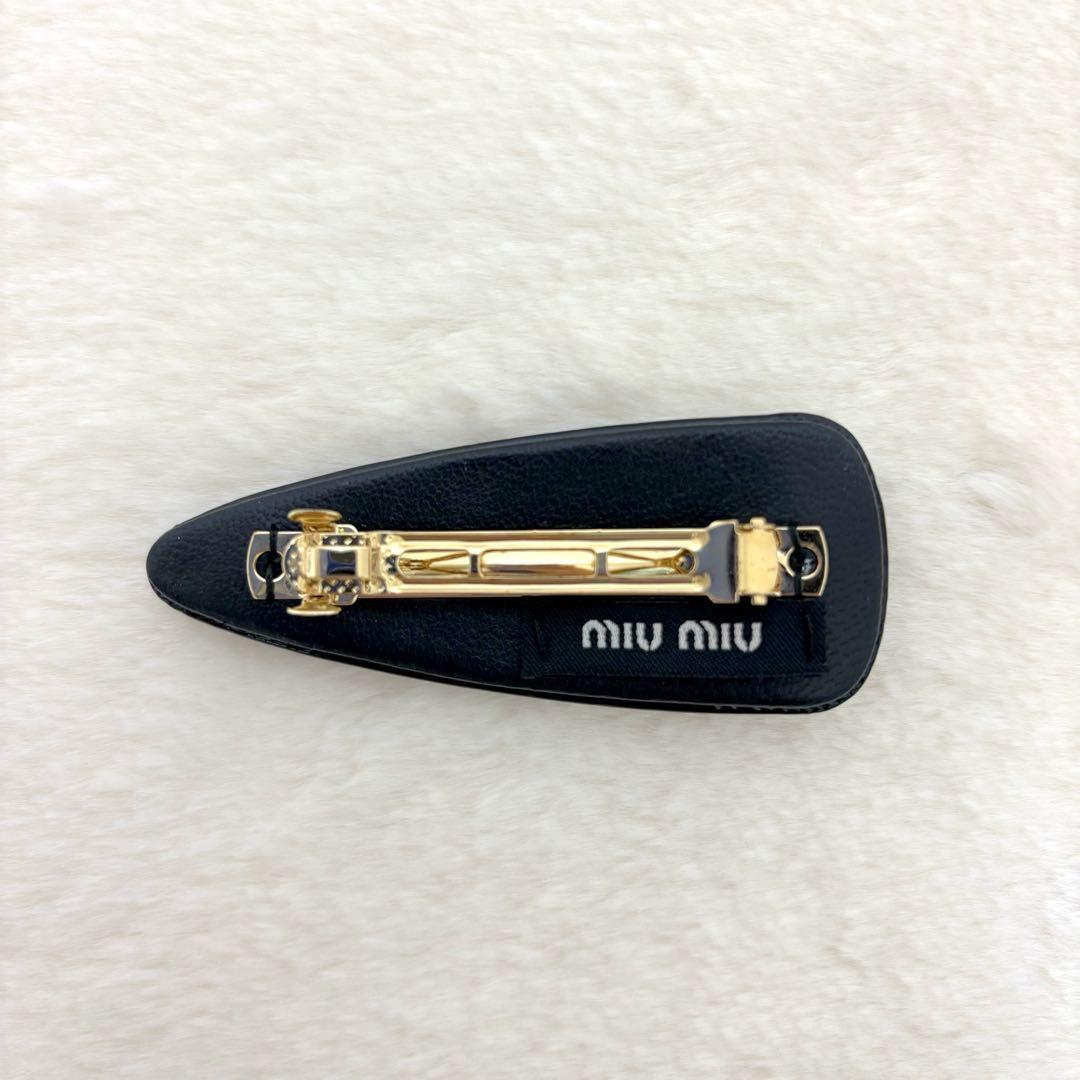 ✨️極美品✨️ ミュウミュウ パテントレザー バレッタ ロゴヘアクリップ ブラック