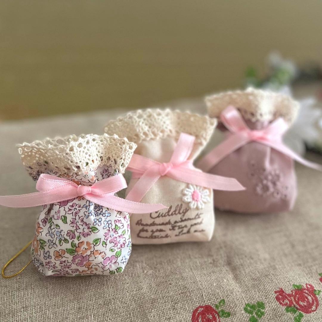 2402-22 ミニストラップサシェ 香り袋 3個組 くすみピンク 花柄 レース