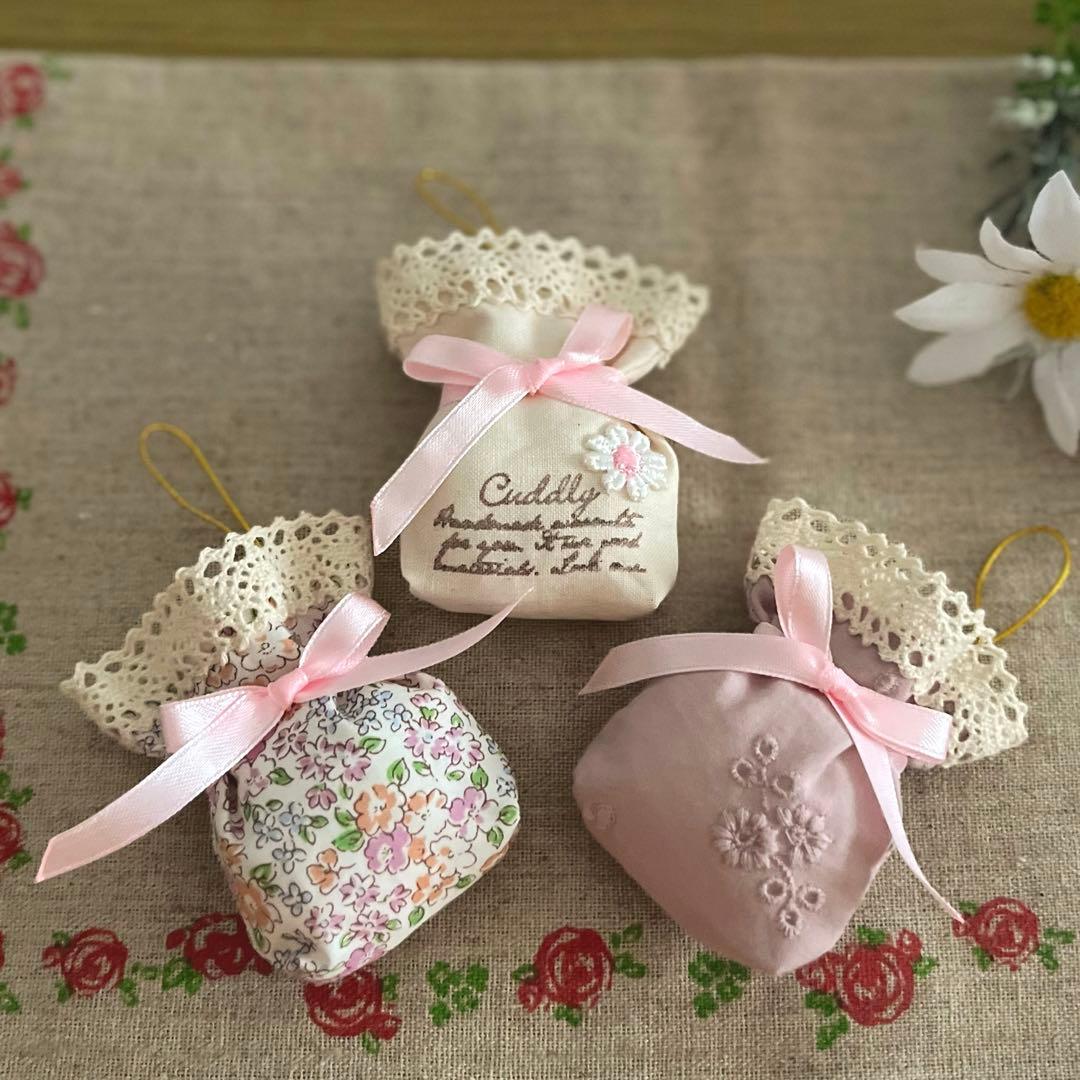 2402-22 ミニストラップサシェ 香り袋 3個組 くすみピンク 花柄 レース