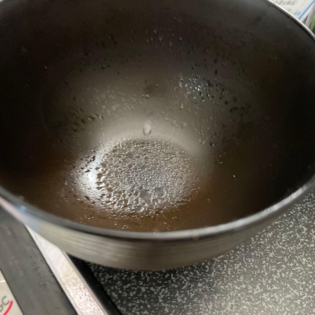 黒い陶器の深いボウル