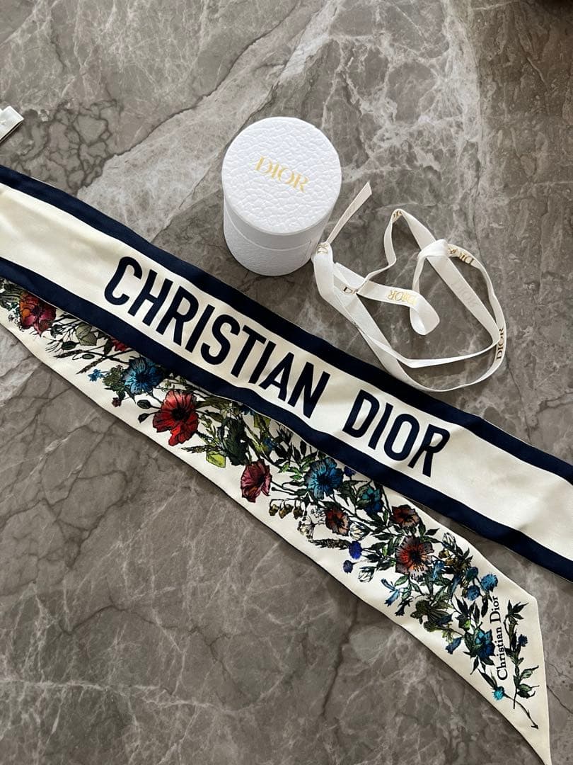 花柄のクリスチャン ディオール ミッツァ スカーフ