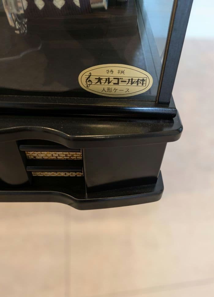 人形の鳳玉 五月人形 12号燻し銀彫金兜飾 飾り台ケース