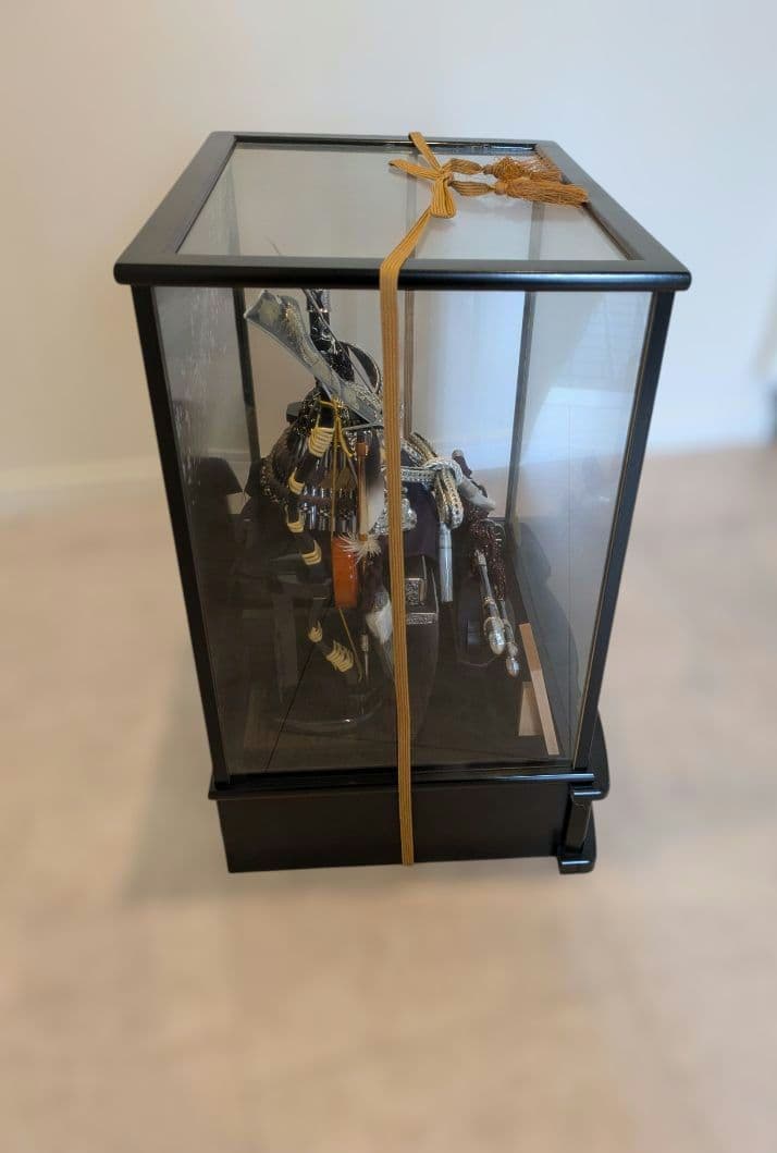 人形の鳳玉 五月人形 12号燻し銀彫金兜飾 飾り台ケース