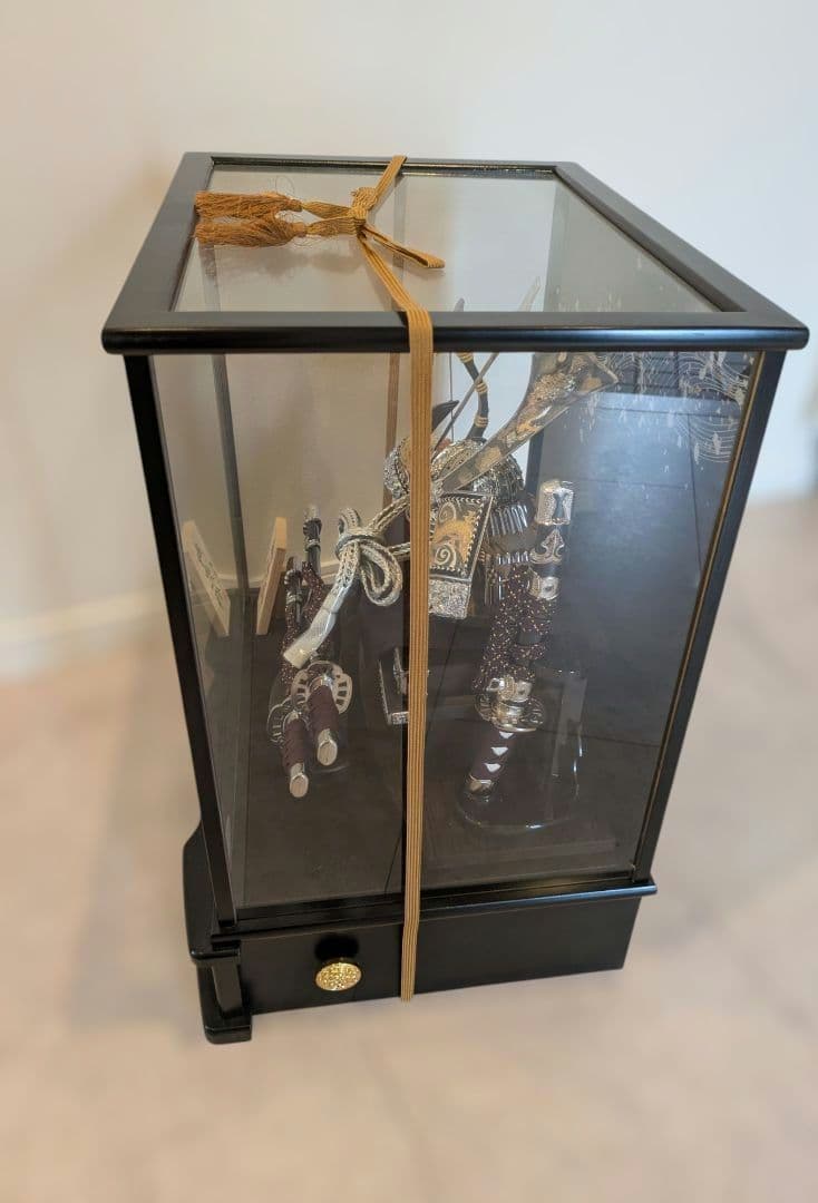 人形の鳳玉 五月人形 12号燻し銀彫金兜飾 飾り台ケース