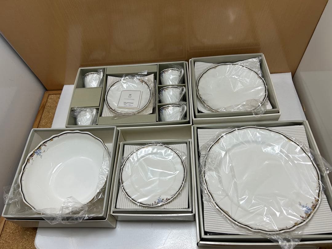 未使用箱入りNARUMI 食器　カップ　プレート　ギフト　まとめて