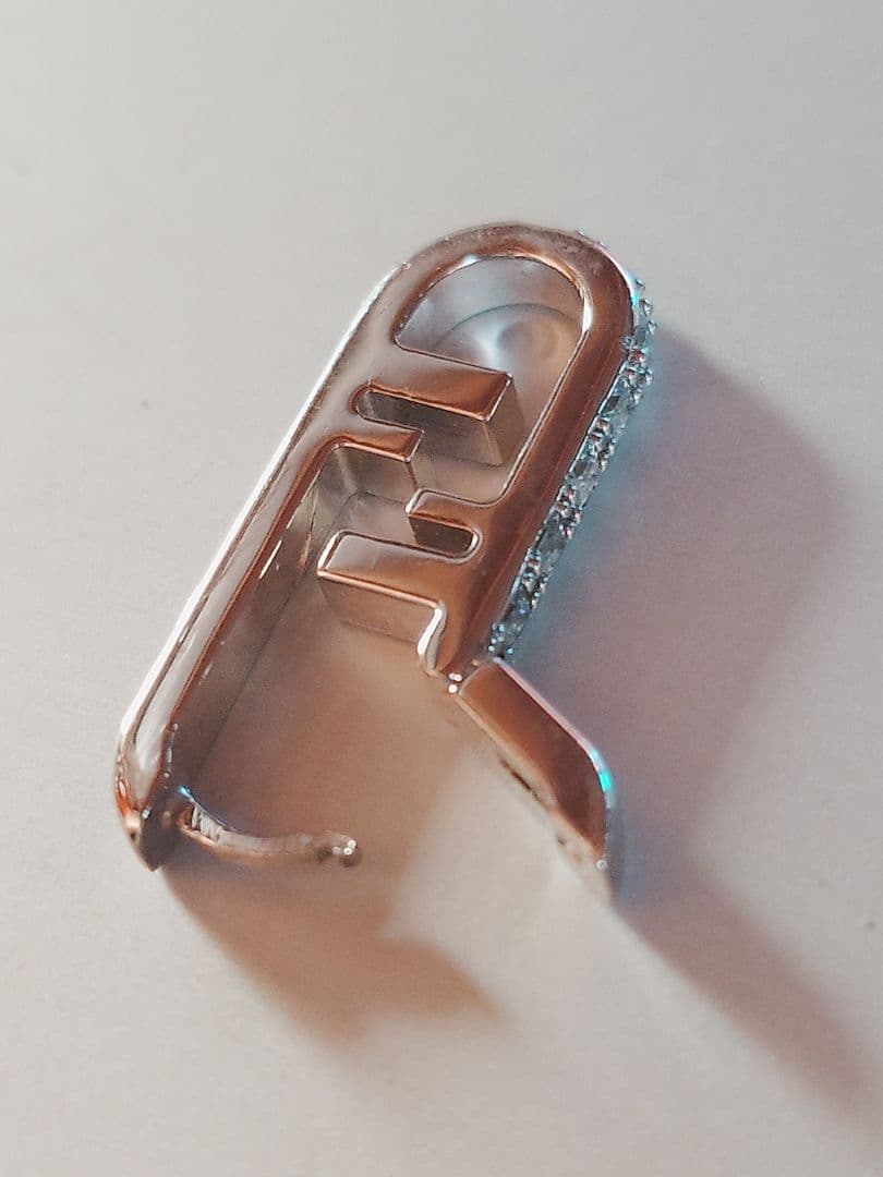 FENDI　クリスタル装飾 安全ピン型ピアス(片耳用)