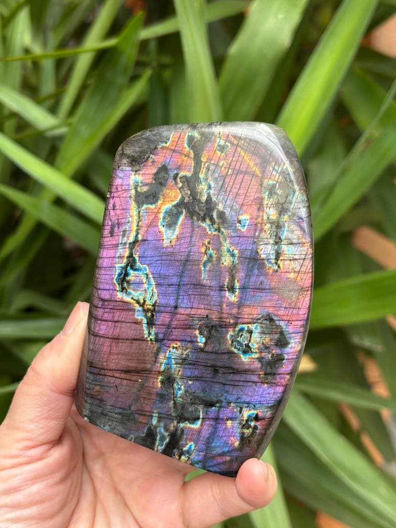 レインボー　ラブラドライト　608g 横にも縦にも置ける　天然石