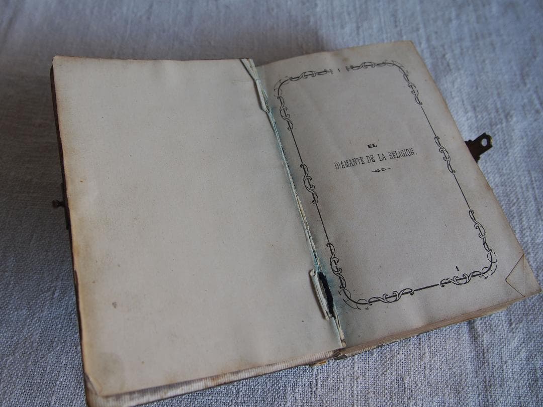 ミサ典礼書 白蝶貝象嵌と金彩装飾の古い本 留め金付きのカトリック祈祷書/K370