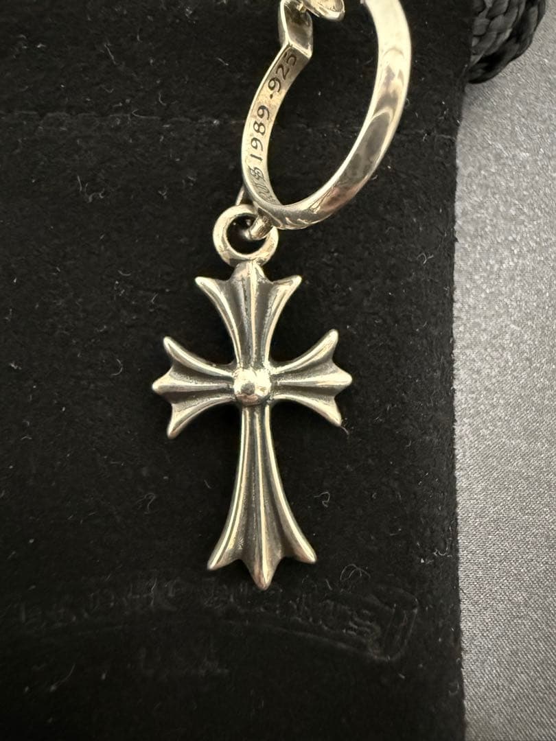 クロムハーツ タイニークロス ピアス