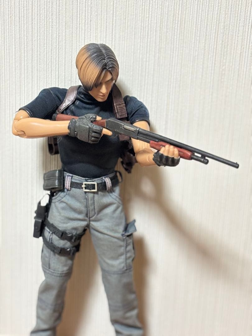 ホットトイズ　バイオハザード４　レオン　HOT TOYS RE4 バイオ４