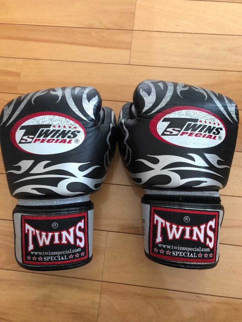 本革レザーTWINS【ツインズ】キックボクシングムエタイグローブ 黒/銀8オンス