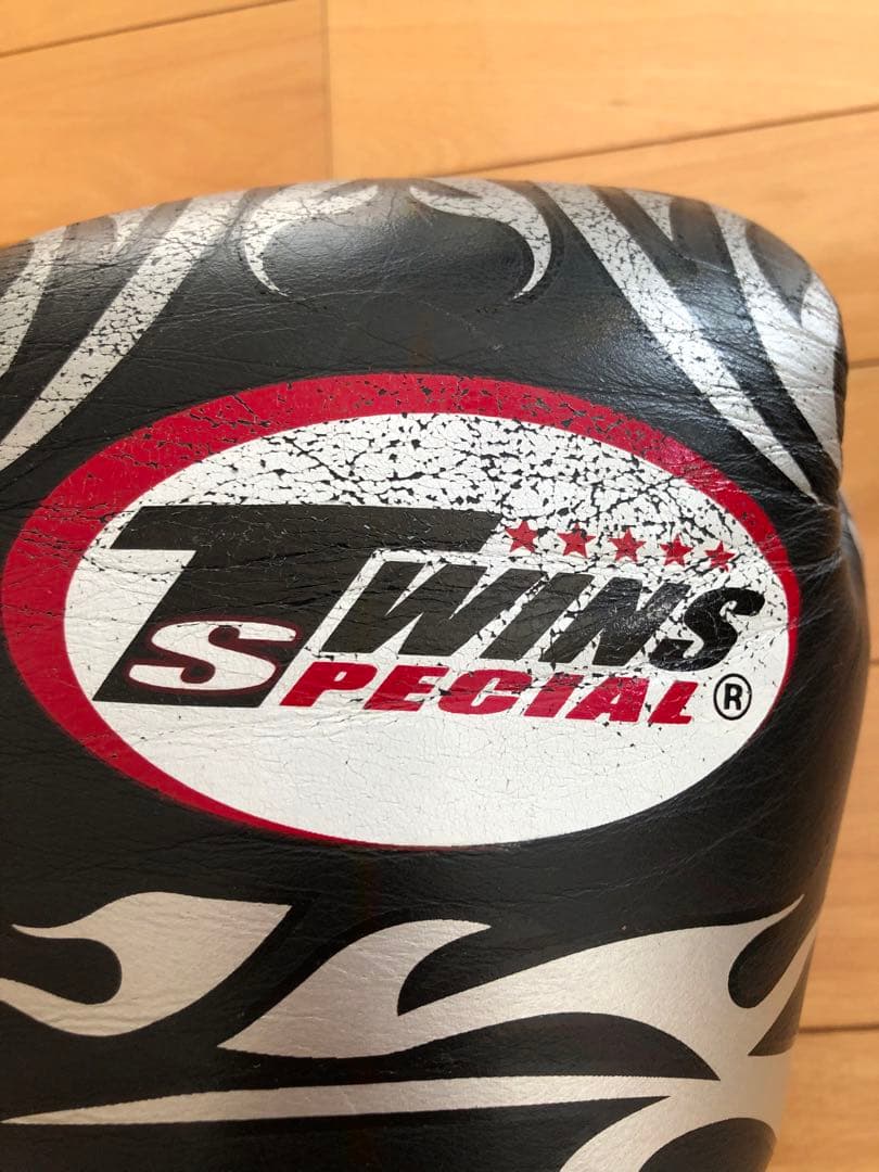 本革レザーTWINS【ツインズ】キックボクシングムエタイグローブ 黒/銀8オンス