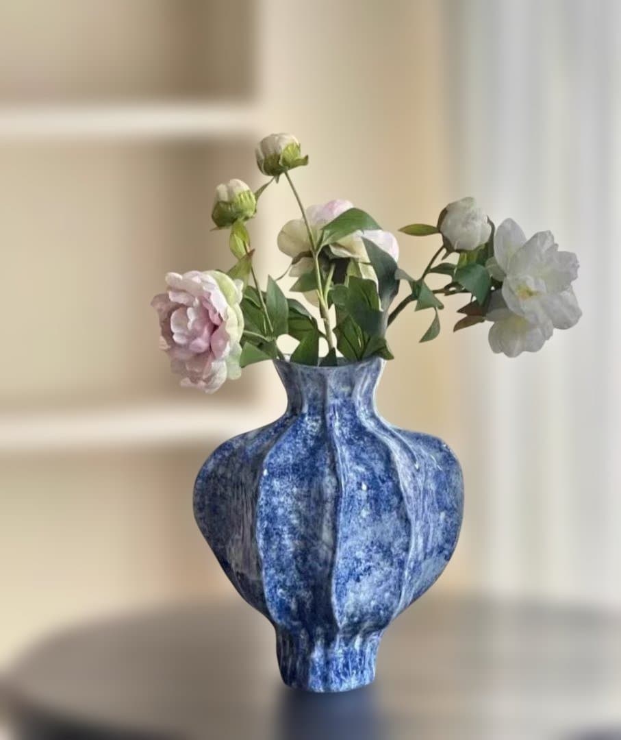 青い波状陶器花瓶