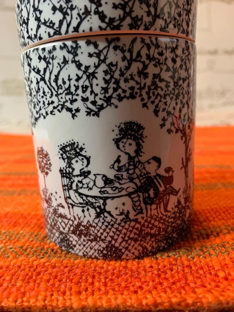 ビヨンヴィンブラッド　ビンテージのニモール窯の蓋物小物入れ！絵柄が可愛いです！