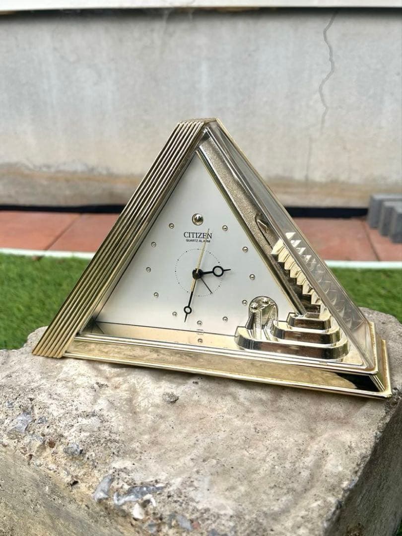 三角の置時計 CITIZEN スペースエイジ クォーツ ヴィンテージ ゴールド