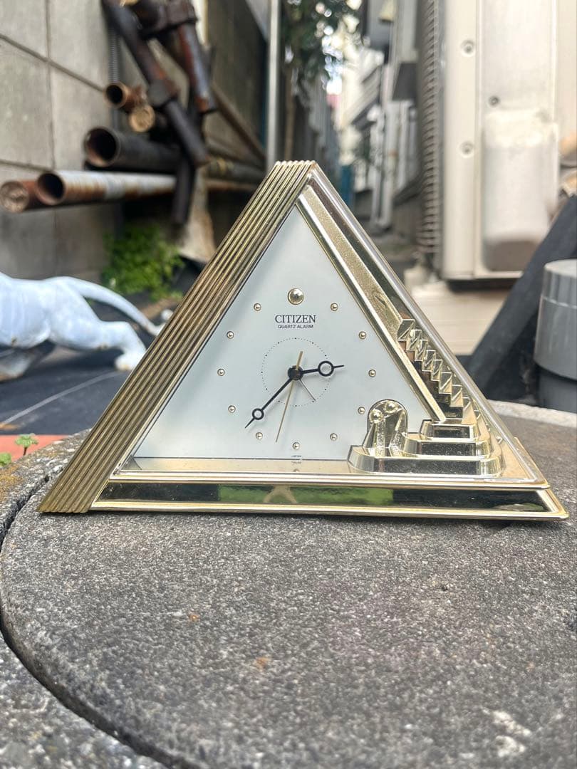 三角の置時計 CITIZEN スペースエイジ クォーツ ヴィンテージ ゴールド