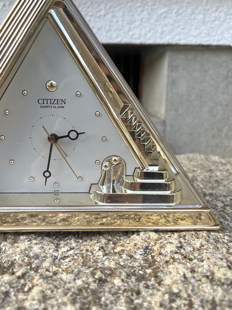 三角の置時計 CITIZEN スペースエイジ クォーツ ヴィンテージ ゴールド