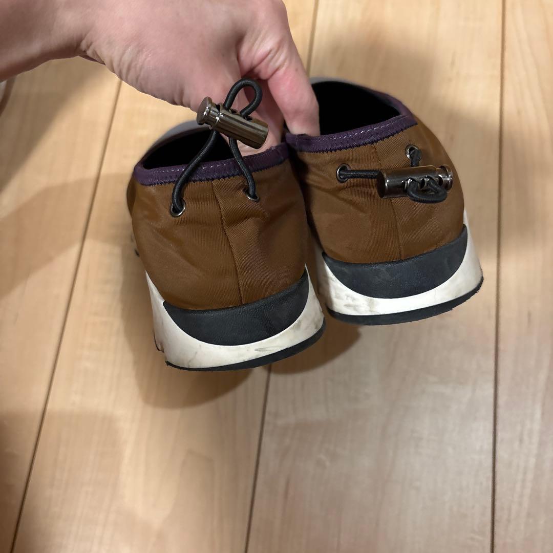 調整可能ストラップ付きスニーカー