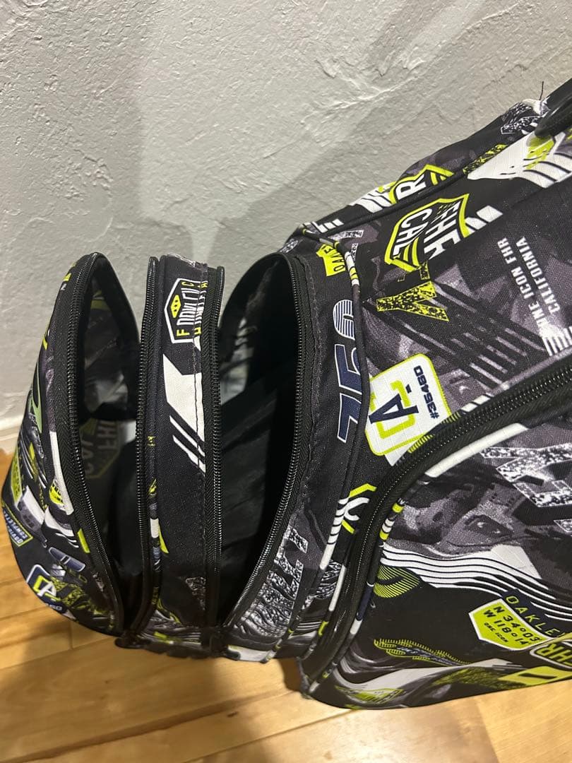 Y*様 OAKLEY スタンド型軽量キャディバッグ 黒/黄