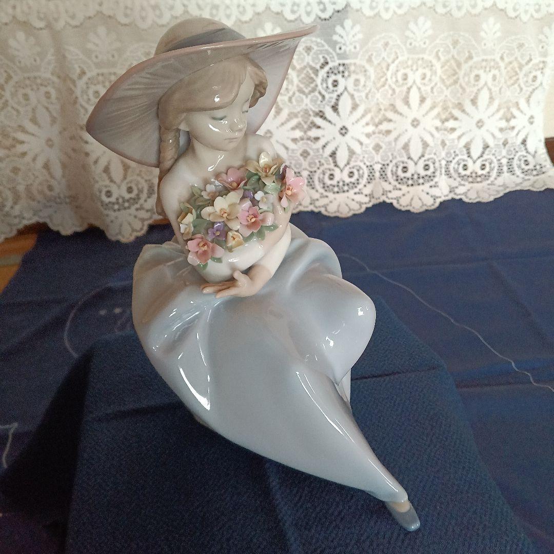 少女の花束陶器置物