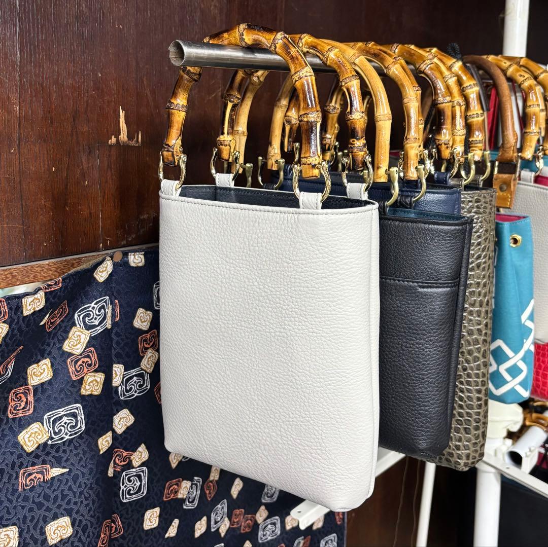 ina ◆ 牛革 シュリンク バンブー手提げ（小）グレージュ