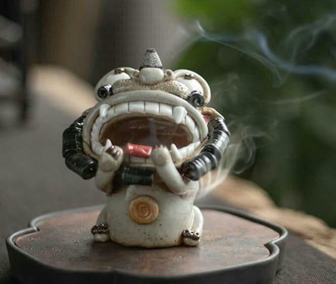 香炉を逆流する茶器の置物金を集めて物を並べる家庭用町家