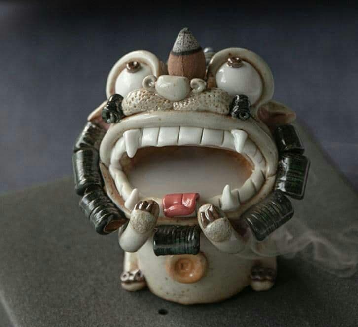 香炉を逆流する茶器の置物金を集めて物を並べる家庭用町家