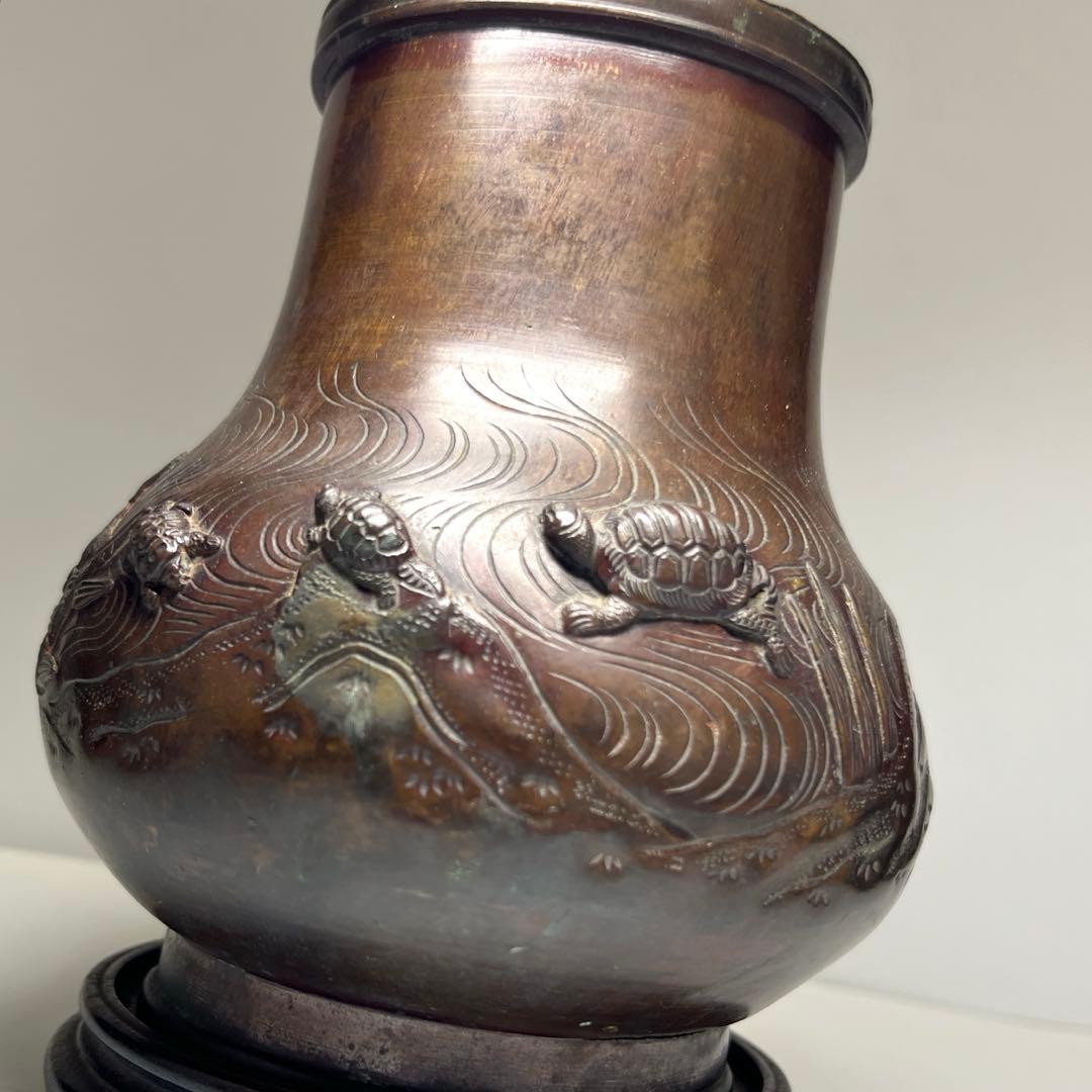 古銅　亀にカニ浮彫花瓶　台込高約17.5㎝/1137g 東Y8-0206☆2F