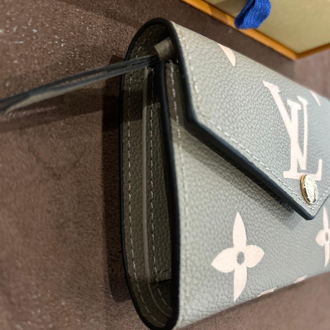 ルイヴィトン　エンボス加工　三つ折り財布　ポルトフォイユ・ヴィクトリーヌ