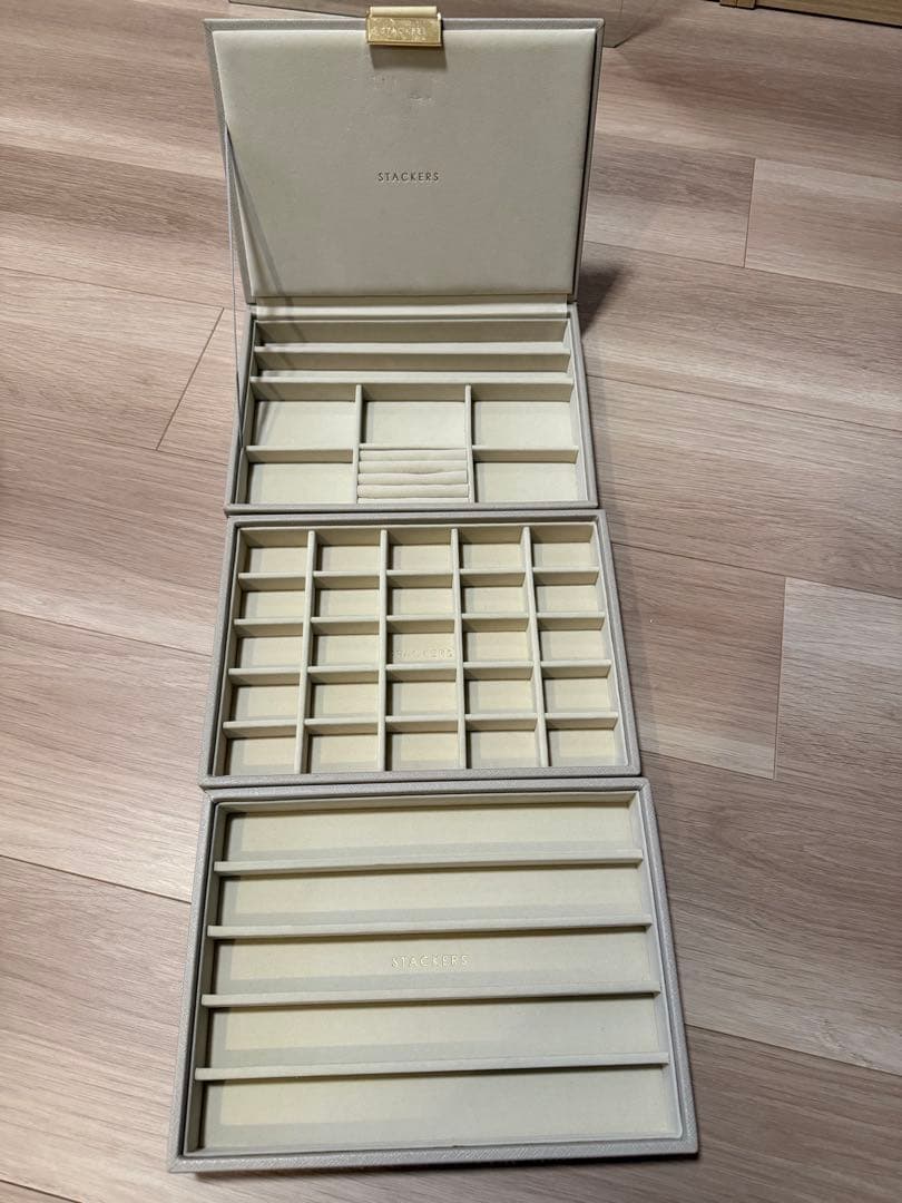 ベージュ アクセサリーケース 中型