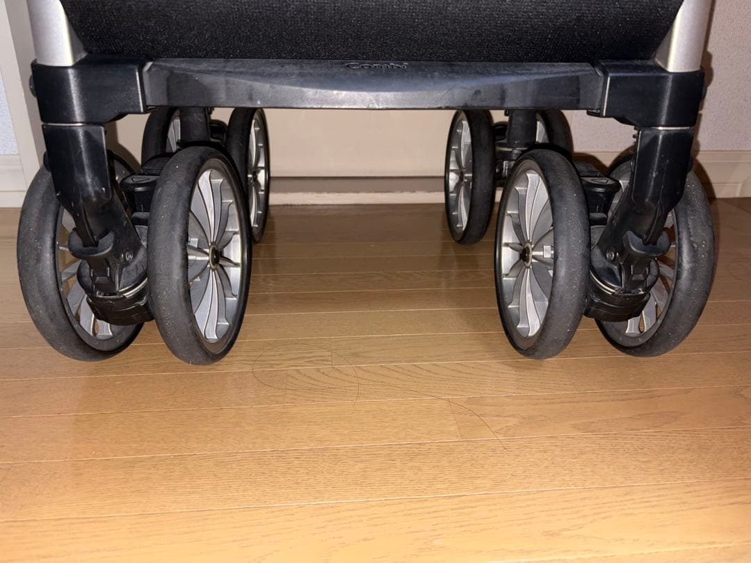コンビ ベビーカー アンブレッタ 4キャス エッグクッション　おもちゃ付き