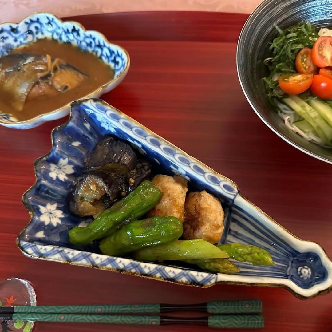 【☆素敵なお品☆】【新品】有田焼福泉窯　染付濃桜詰め扇形三ツ足向付 日本料理