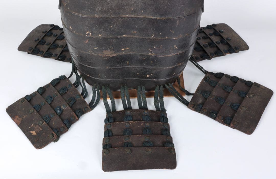 【江戸期】黒漆塗 横剥二枚胴 草摺付 甲冑 胴丸 台付 時代武具 古美術 骨董品