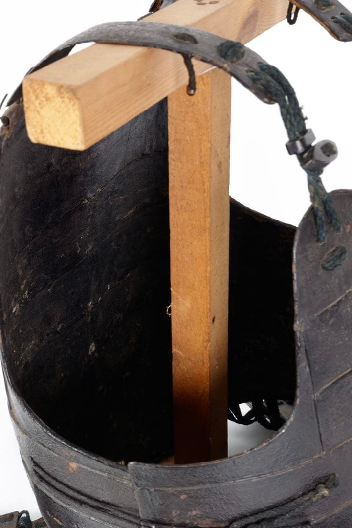 【江戸期】黒漆塗 横剥二枚胴 草摺付 甲冑 胴丸 台付 時代武具 古美術 骨董品