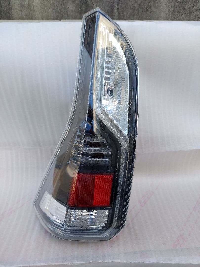 C27 セレナ 純正 LED テールライト左 KOITO 220-23766