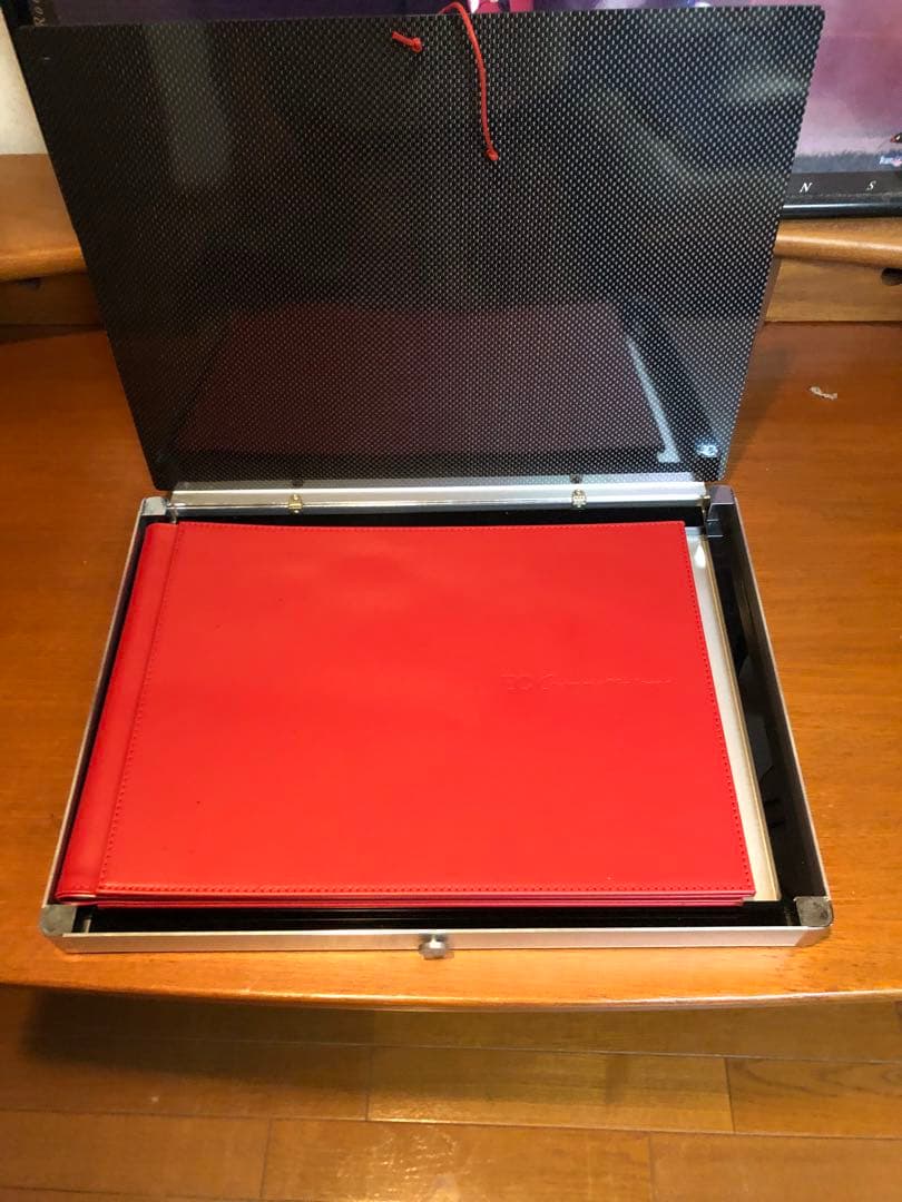 アルファロメオ8cコンペティツィオーネ カーボンケース革本　非売品