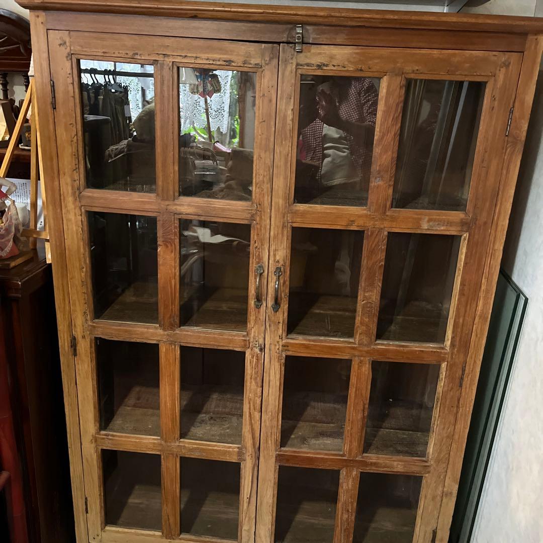 自然の風合い、素朴さでインテリアを格上げするインドのアンティーククキャビネット