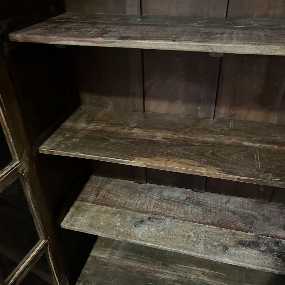 自然の風合い、素朴さでインテリアを格上げするインドのアンティーククキャビネット