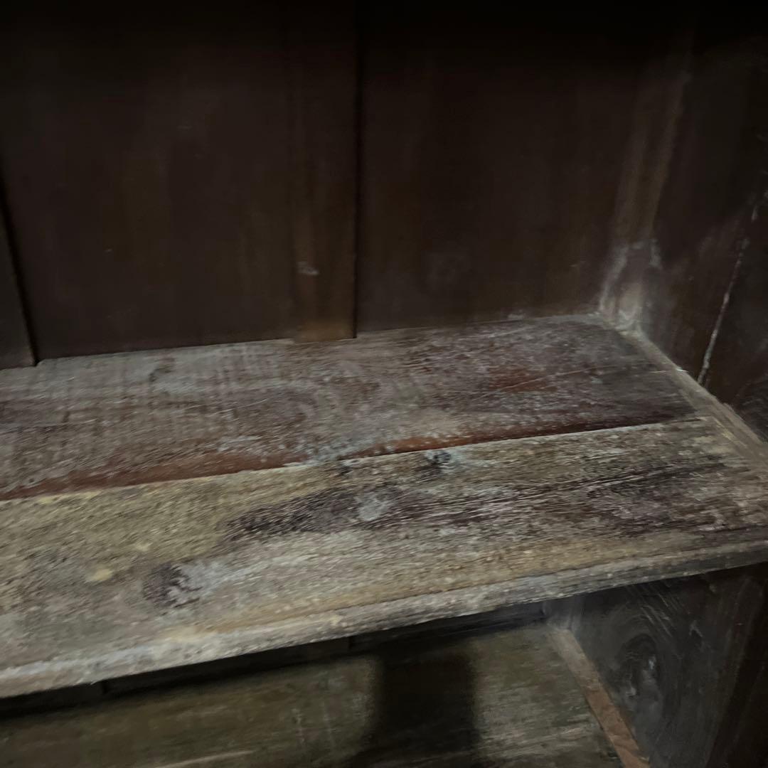 自然の風合い、素朴さでインテリアを格上げするインドのアンティーククキャビネット