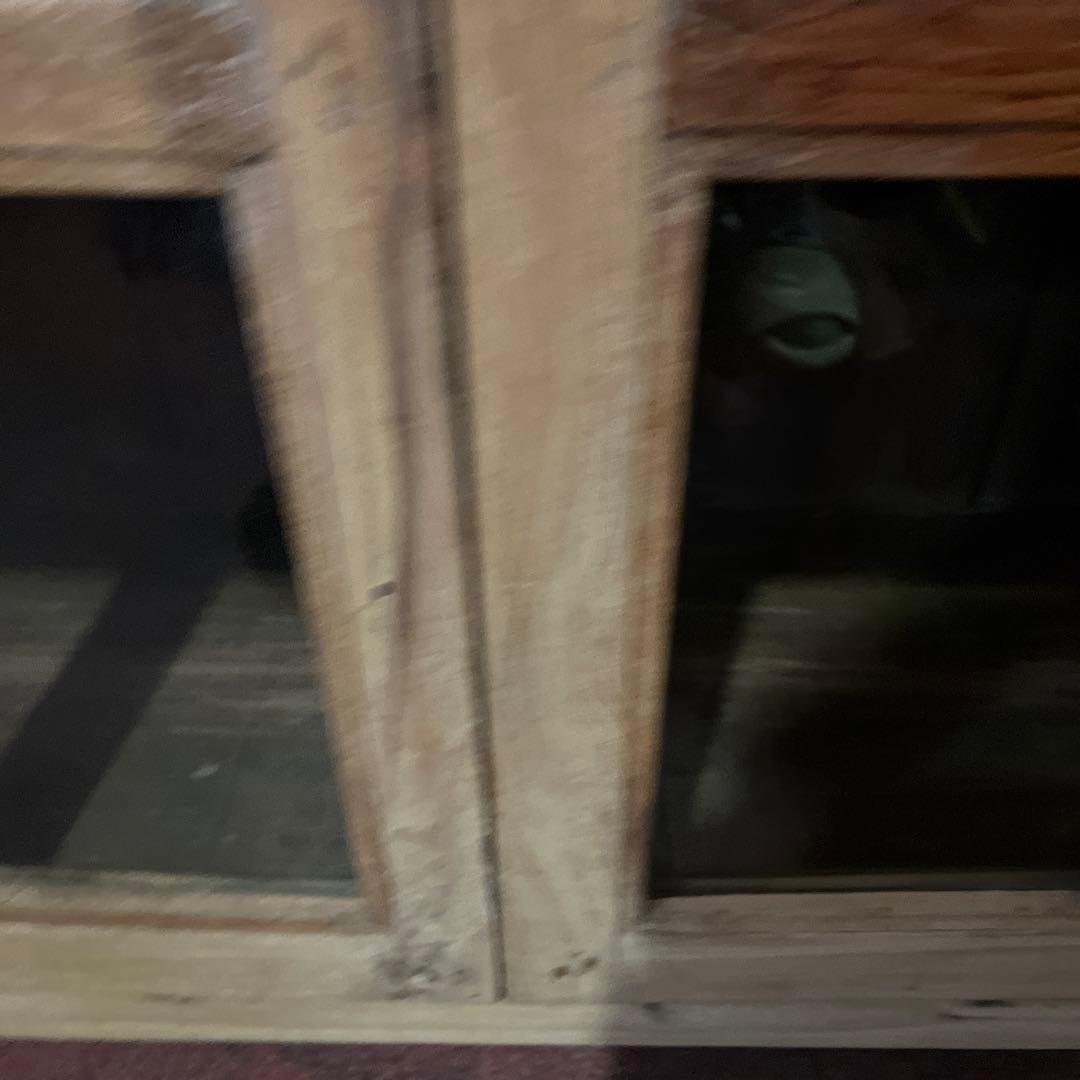 自然の風合い、素朴さでインテリアを格上げするインドのアンティーククキャビネット