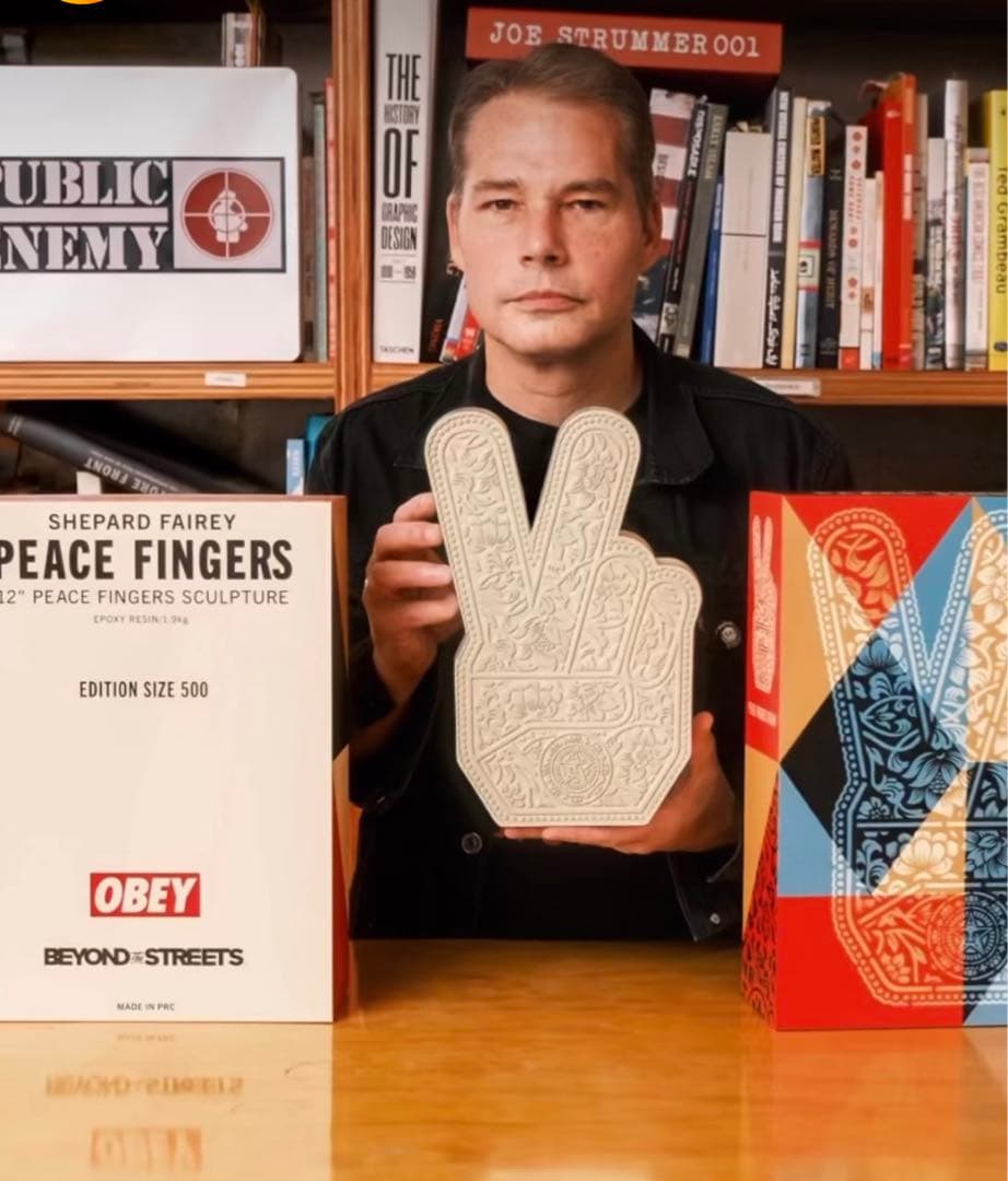 置物 Shepard Fairey Peace Fingers Sculpture