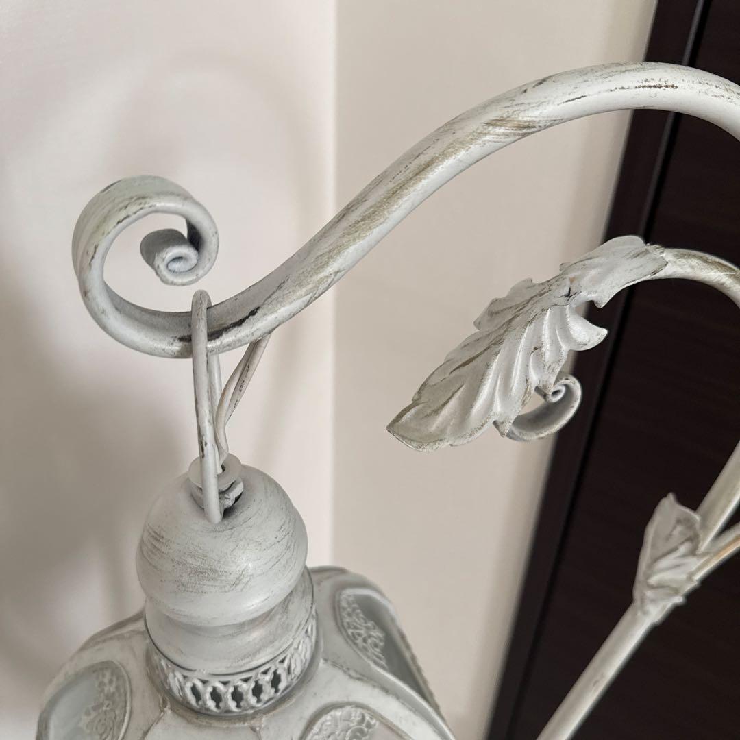 ホワイト・アンティーク基調 アイアンランプ｜読書灯・ナイトランプにおすすめ