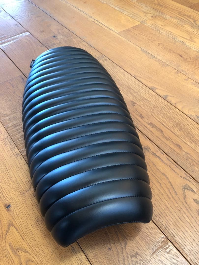 モートーン シート VIPER リブ ブラック ボンネビル系等(17-25)