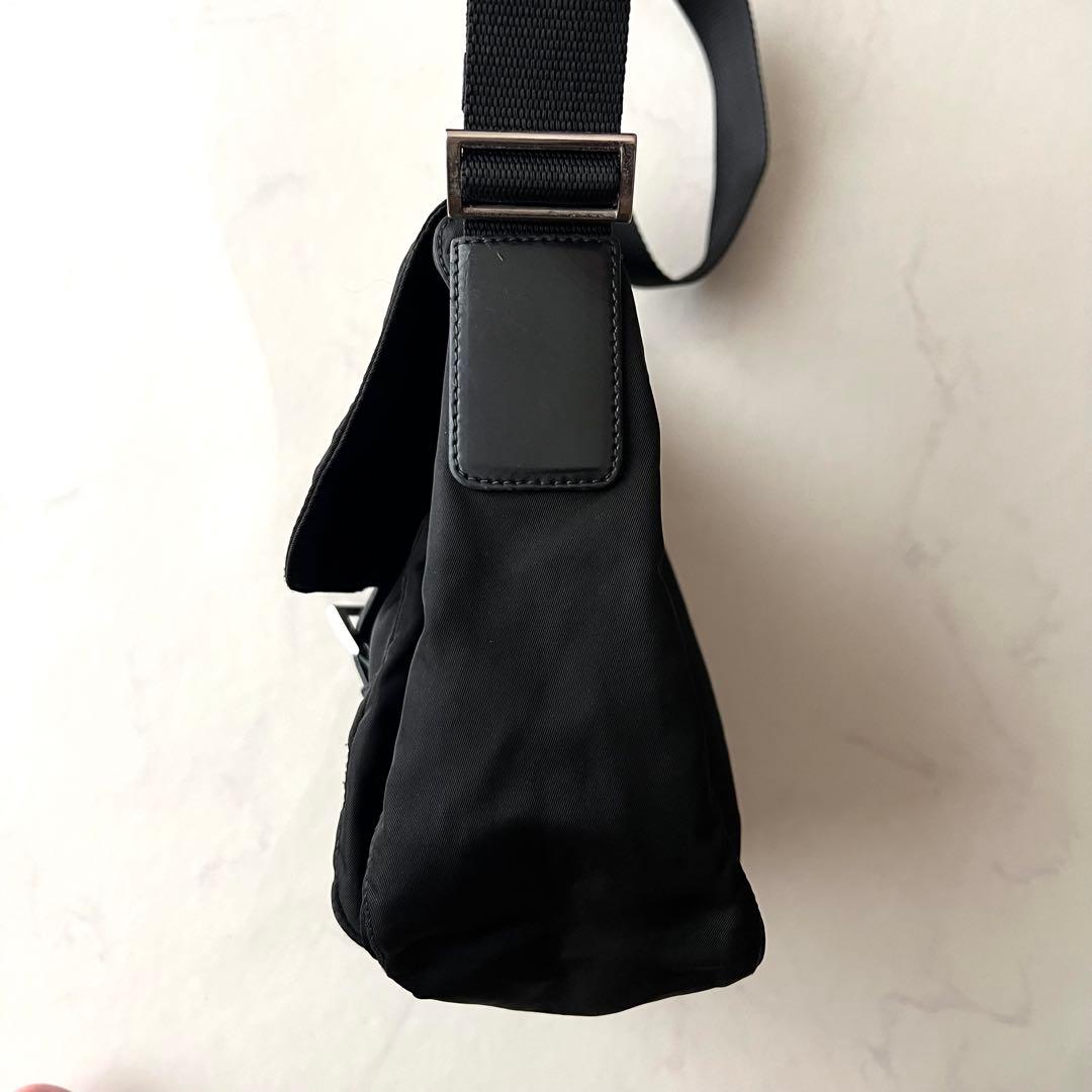 プラダ メッセンジャー ショルダーバッグ ブラック 三角プレート レザー 白タグ