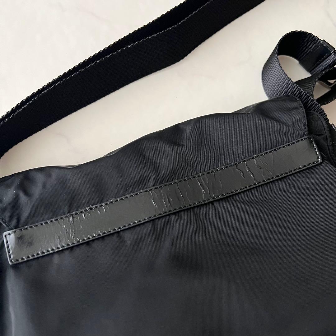 プラダ メッセンジャー ショルダーバッグ ブラック 三角プレート レザー 白タグ