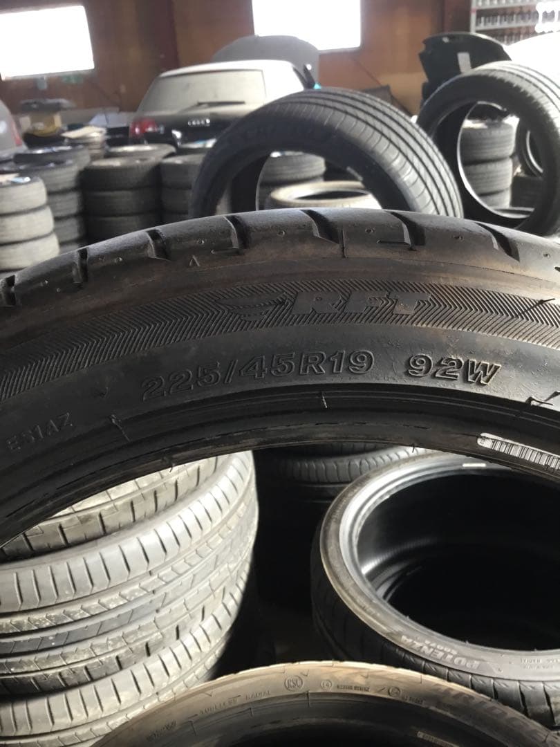 225/45R19 夏用タイヤ 92W 中古品