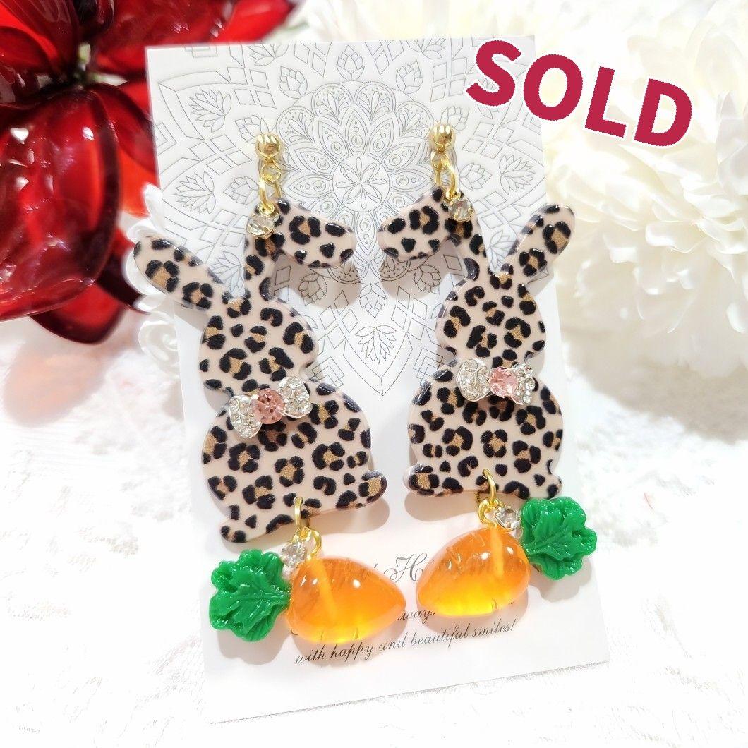 １点のみ❣️蝶ネクタイがお洒落なレオパード兎ちゃんとうるうる人参の大ぶりピアス♡